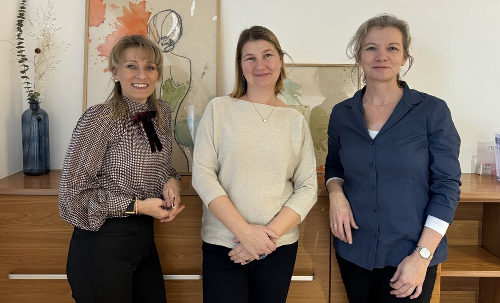 Foto: Gesundheit Burgenland/Barbara Zsivkovits Von links: Das Ordinationsteam mit Miriam Schrantz, Dr.in Irisz Balint und Ulrike Hackl